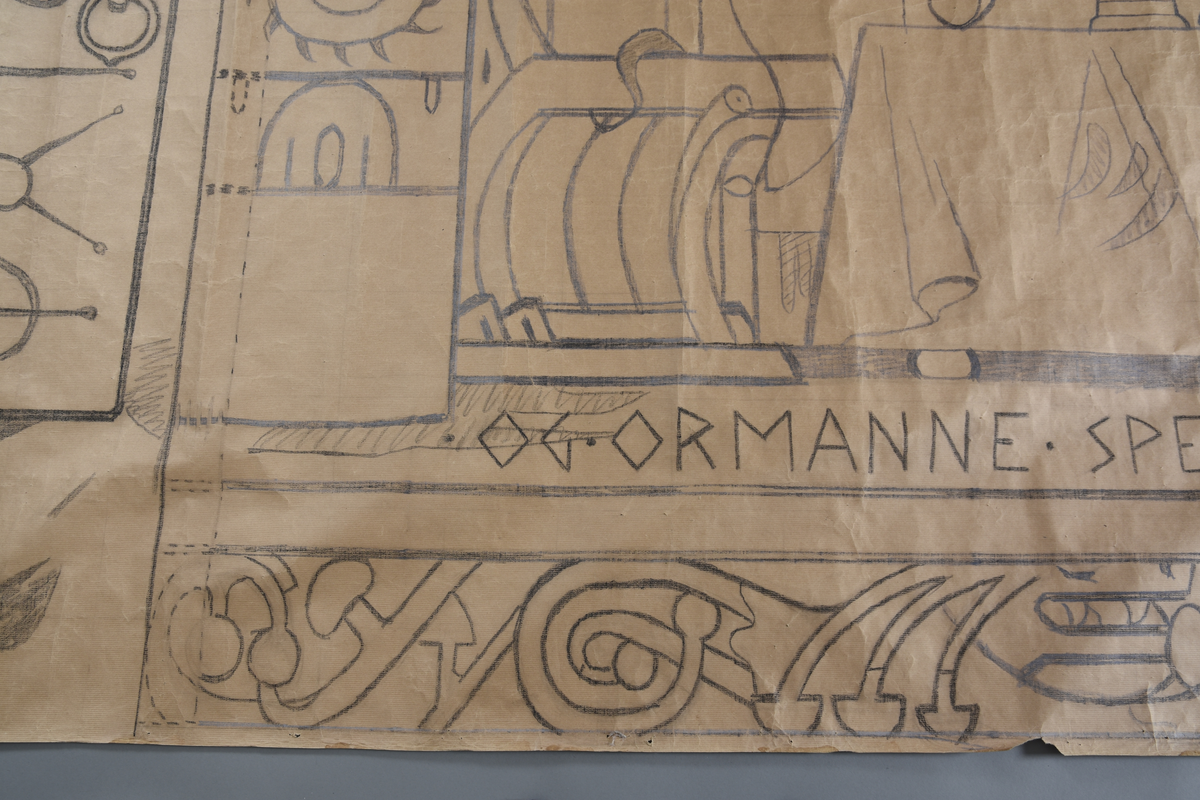 Motiv frå visa om Aasmund Frædegjeva
Hovudmotiv: duk med flekkar. To ljosestakar med detaljar med to kvite ljos i kvar stake med blafrande flamme. Ormar dansar på bordet. To stolryggar mot bakgrunn. Høgrygga stol med flekk ved enden av bordet. Orm henger over setet. Mellom duk og bord kjem det fram eit tryne med tre klør på kvar side. 
Sidemotiv: til høgre, loddrett bord med tre åmefigurer. På motsatt side av hovudmotivet, ein breidare loddrett bord med fleire figurar, mellom anna ein samankrølla åme. Heilt til venstre er det ein loddett bord. Att med den er det ein dør med jarn. Svart tekst over. 
Oppe: bord med slyng, svart tekst. 
Nede: Svart tekst på golv. Smal vannrett bord. Nederst ein vannrett bord med dyr og stenglar på sopp. Kant rundt heile teppet, smalast på kortendane.