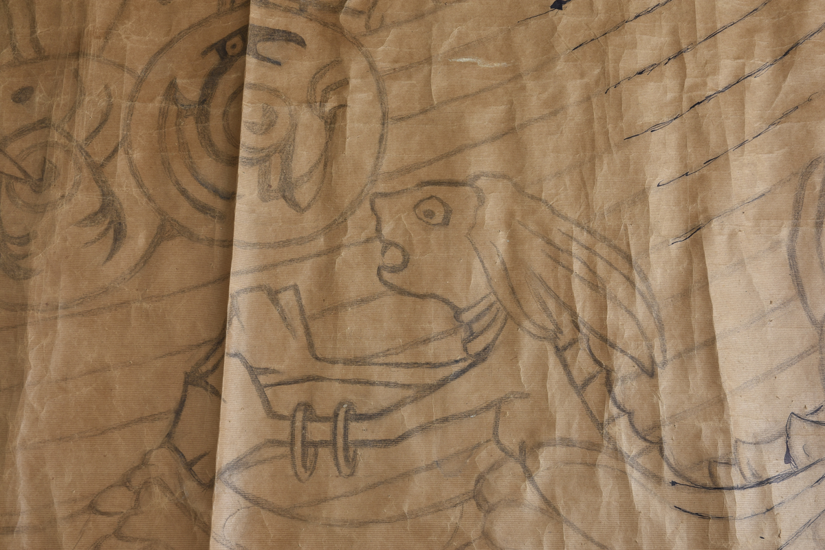 Motiv frå visa om Aasmund Frægdegjeva.
Hovudmotiv: Tre hærmenn, to av dei med kappe, ein i kjole i båt på sjøen. To kjempar med sverd, ein med spyd mot fire havfruar på sjøen. Sjø og himmelbakgrunn. På båtstripa fem skjold med dyremønster. Stor fugl på svart til venstre over båten.
Sidemotiv: 1) Dekorativ bord med mønster. 2) Tre kledde hærmenn går fra slott til båt. 3) Same som 1.
Oppe: Bord med tre flygande fuglar.
Nede: Tekst på hav.