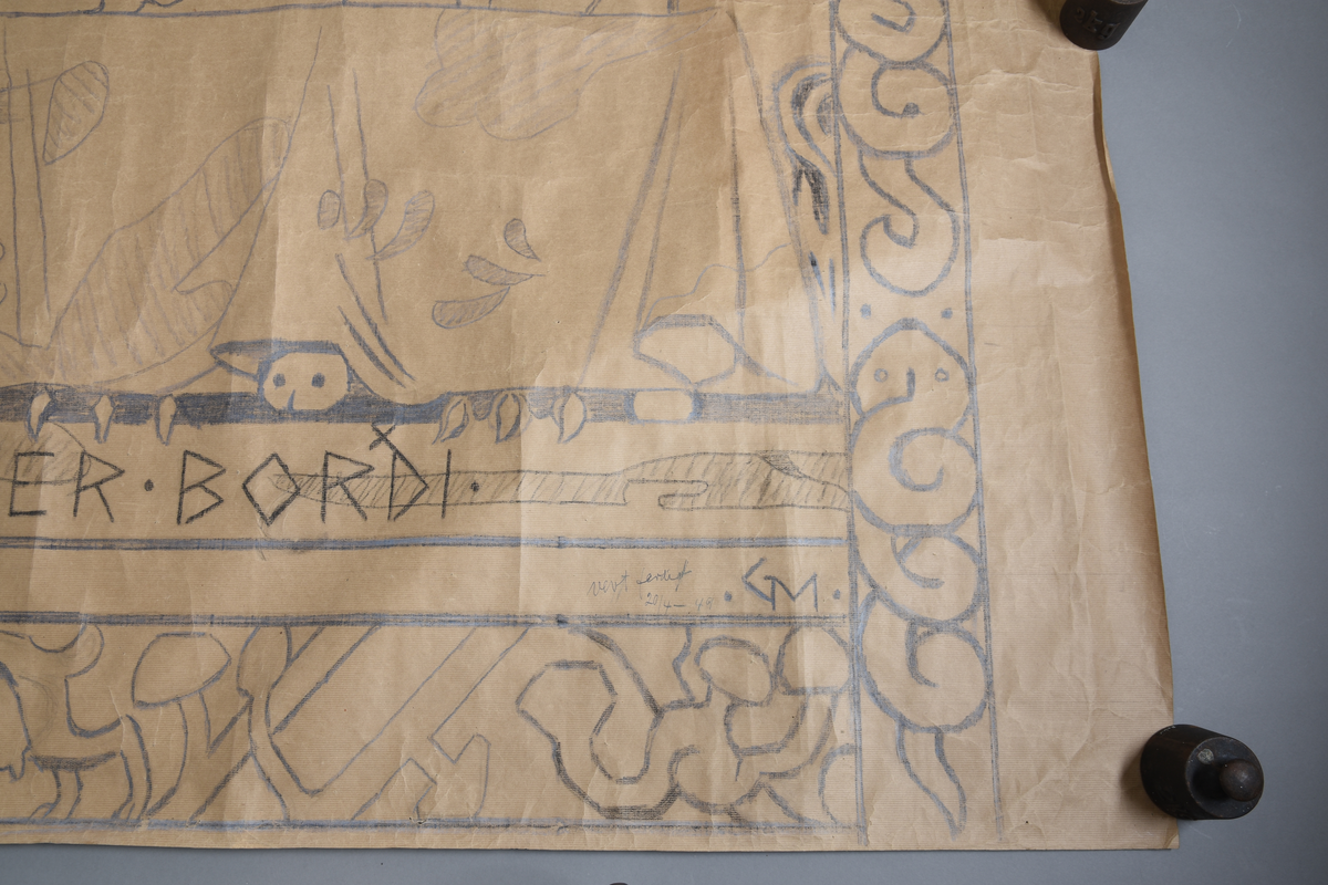 Motiv frå visa om Aasmund Frædegjeva
Hovudmotiv: duk med flekkar. To ljosestakar med detaljar med to kvite ljos i kvar stake med blafrande flamme. Ormar dansar på bordet. To stolryggar mot bakgrunn. Høgrygga stol med flekk ved enden av bordet. Orm henger over setet. Mellom duk og bord kjem det fram eit tryne med tre klør på kvar side. 
Sidemotiv: til høgre, loddrett bord med tre åmefigurer. På motsatt side av hovudmotivet, ein breidare loddrett bord med fleire figurar, mellom anna ein samankrølla åme. Heilt til venstre er det ein loddett bord. Att med den er det ein dør med jarn. Svart tekst over. 
Oppe: bord med slyng, svart tekst. 
Nede: Svart tekst på golv. Smal vannrett bord. Nederst ein vannrett bord med dyr og stenglar på sopp. Kant rundt heile teppet, smalast på kortendane.