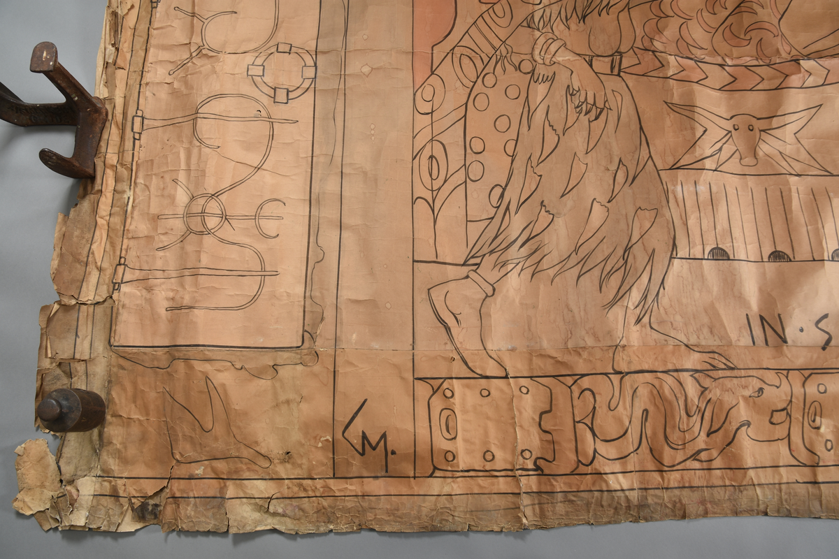 Motiv frå visa om Aasmund Frægdagjeva
Hovudmotiv: Trollskapning, kvinneskikkelse (Gygre) sterkt nuppete kropp. Nuppete grå kjole, mønster i skjørtekant. Grått hår. Cape med mønster fell nedetter ryggjen. To armringar. Klør og tryne som villgris. Mann med klede, høge sko, hjelm og sverd med flekkar i handa. Kvinne sit i ein stol/gøymer seg bak mannen, hun har kjole med dekorelement. Langt ljost hår og hjelm. Stolen har krosslignande dekor. Setet har detaljar. Bak dei er det to plassbygde senger som er oppreidd med dyne og pute. Dyna er kvit med detaljar, puten er berre kvit. Sengane er dekorerte med dekorelementer.
Sidemotiv: til venstre eit loddrett felt med svart tekst øvst. Ei dør med svart jarn midt i sidefeltet. 
Oppe:  vannrett bord med  5 dragar og eit vikingskip. 
Nede: vannrett bord - kan også tolkast som gulv i motivet med skrift. Sokkel under stolen med svart skrift på sida, kvit oppå. 
Heilt nedst på teppet er det ein vannrett bord med dekor av ormar og noko som kan tolkast som beslag/låser.