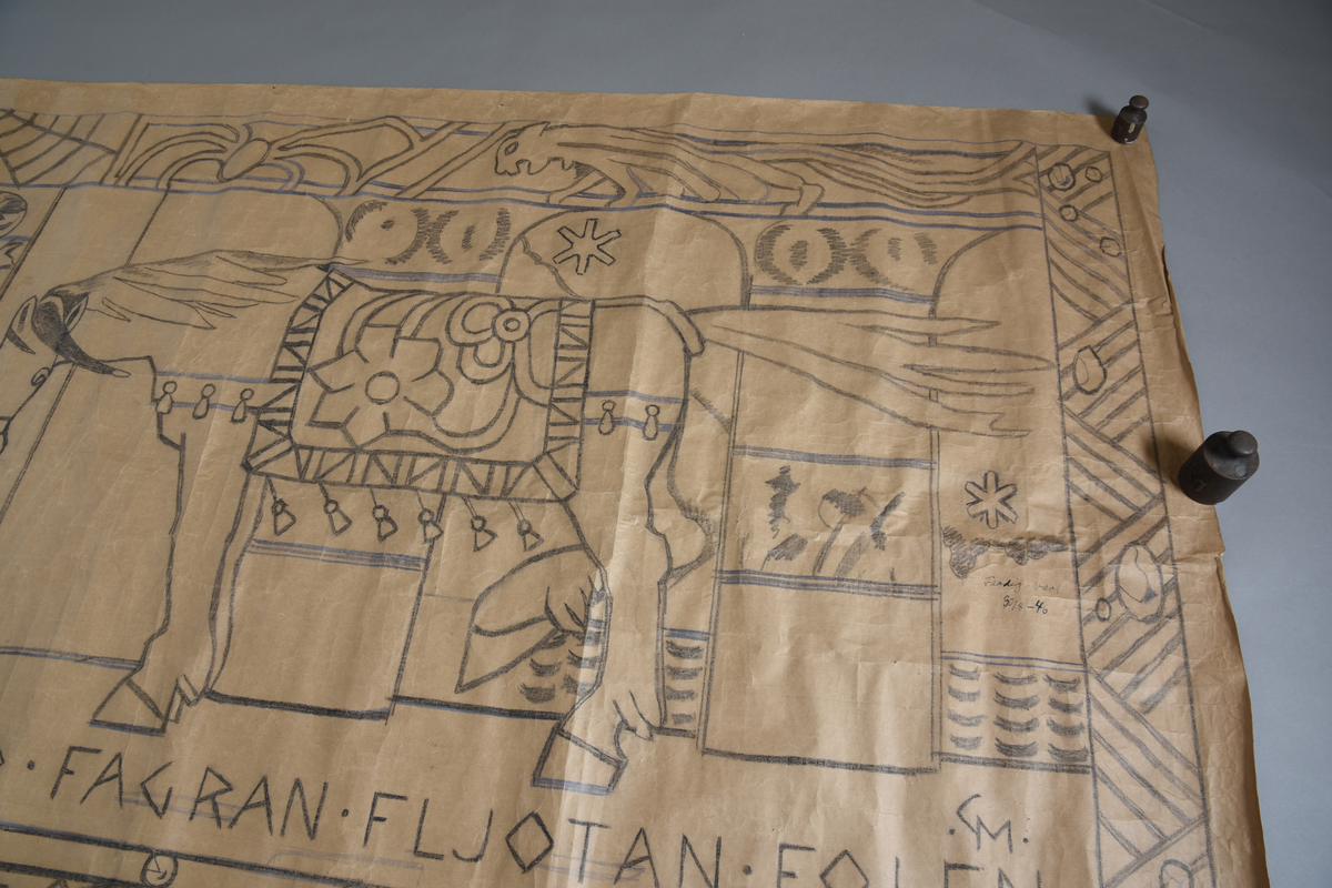 Motiv frå visa om Aasmund Frægdagjeva
Hovudmotiv: Fole med man og hale. Halen står rett ut bak som om folen står i sterk vind. Hestedekken med dekor. Blome og blomeornamentikk er hovudmotiv, dekkenet er kanta med ein bord med geometriske figurer. Bjøller heng frå buk og sele.  I bakgrunnen bak folen er det mur med bua opningar der landskap med nattehimmel kjem til syne i to av dei. Den tredje og siste bua opninga er større og har ei søyle på midten med dekor nedst. Folen er bunden frå grima til ei krok på ei halvvegg/mur. Over muren er det to brune bukkar som står mot kvarandre, katt på ein hylle over. Att med opninga til denne største bua er det ei vegg med dekor.. Golv med svart tekst.

Sidemotiv til venstre, eit felt med skrift øvst og dør under. Dør. Flekk foran døra.

Oppe: ei vannrett bord med edderkoppspinn, så ei bord med ei vevkjerring att med eit dyr/drakelignande skapning.
Nede: vannrett bord med tekst og dekor, så sirkelrunde figurer, skjold?

Kant rundt heile teppet, smalast på kortsidane.