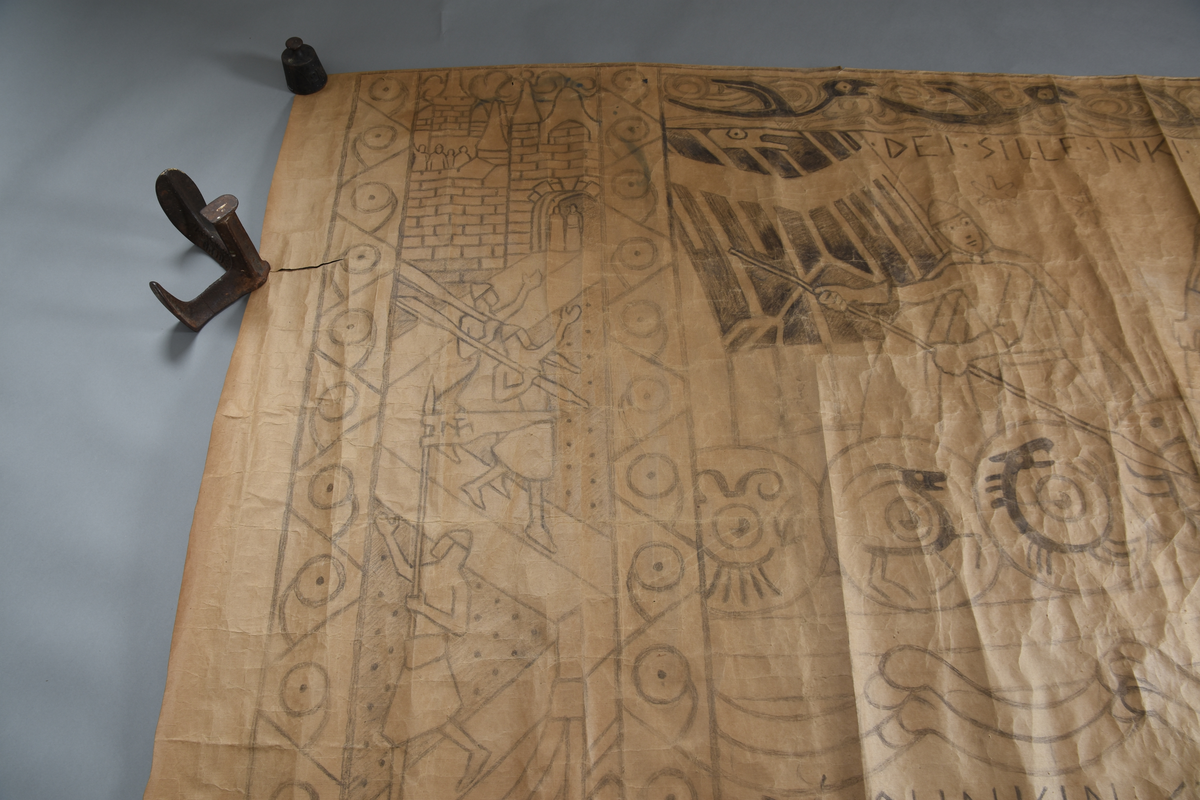 Motiv frå visa om Aasmund Frægdegjeva.
Hovudmotiv: Tre hærmenn, to av dei med kappe, ein i kjole i båt på sjøen. To kjempar med sverd, ein med spyd mot fire havfruar på sjøen. Sjø og himmelbakgrunn. På båtstripa fem skjold med dyremønster. Stor fugl på svart til venstre over båten.
Sidemotiv: 1) Dekorativ bord med mønster. 2) Tre kledde hærmenn går fra slott til båt. 3) Same som 1.
Oppe: Bord med tre flygande fuglar.
Nede: Tekst på hav.