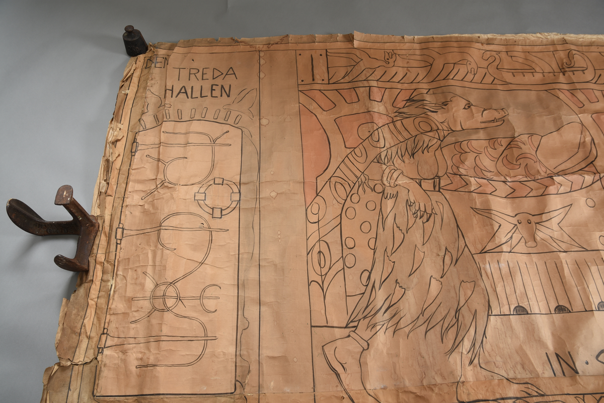 Motiv frå visa om Aasmund Frægdagjeva
Hovudmotiv: Trollskapning, kvinneskikkelse (Gygre) sterkt nuppete kropp. Nuppete grå kjole, mønster i skjørtekant. Grått hår. Cape med mønster fell nedetter ryggjen. To armringar. Klør og tryne som villgris. Mann med klede, høge sko, hjelm og sverd med flekkar i handa. Kvinne sit i ein stol/gøymer seg bak mannen, hun har kjole med dekorelement. Langt ljost hår og hjelm. Stolen har krosslignande dekor. Setet har detaljar. Bak dei er det to plassbygde senger som er oppreidd med dyne og pute. Dyna er kvit med detaljar, puten er berre kvit. Sengane er dekorerte med dekorelementer.
Sidemotiv: til venstre eit loddrett felt med svart tekst øvst. Ei dør med svart jarn midt i sidefeltet. 
Oppe:  vannrett bord med  5 dragar og eit vikingskip. 
Nede: vannrett bord - kan også tolkast som gulv i motivet med skrift. Sokkel under stolen med svart skrift på sida, kvit oppå. 
Heilt nedst på teppet er det ein vannrett bord med dekor av ormar og noko som kan tolkast som beslag/låser.