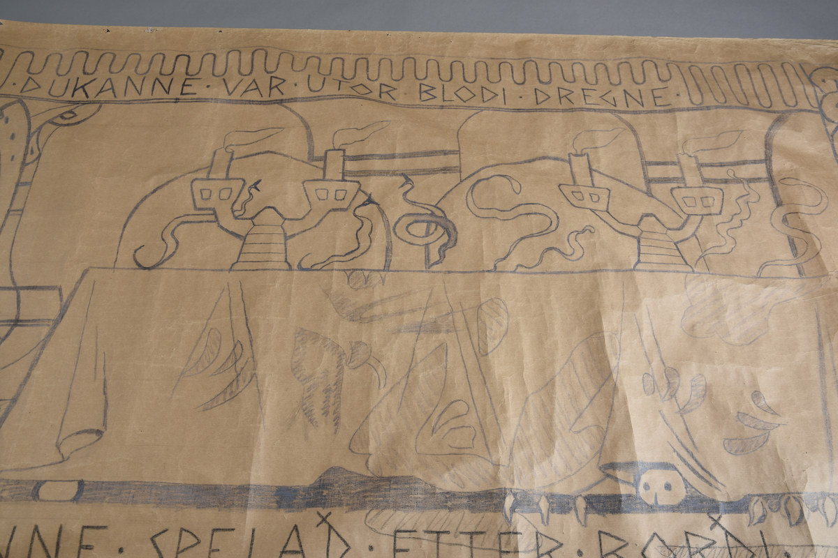 Motiv frå visa om Aasmund Frædegjeva
Hovudmotiv: duk med flekkar. To ljosestakar med detaljar med to kvite ljos i kvar stake med blafrande flamme. Ormar dansar på bordet. To stolryggar mot bakgrunn. Høgrygga stol med flekk ved enden av bordet. Orm henger over setet. Mellom duk og bord kjem det fram eit tryne med tre klør på kvar side. 
Sidemotiv: til høgre, loddrett bord med tre åmefigurer. På motsatt side av hovudmotivet, ein breidare loddrett bord med fleire figurar, mellom anna ein samankrølla åme. Heilt til venstre er det ein loddett bord. Att med den er det ein dør med jarn. Svart tekst over. 
Oppe: bord med slyng, svart tekst. 
Nede: Svart tekst på golv. Smal vannrett bord. Nederst ein vannrett bord med dyr og stenglar på sopp. Kant rundt heile teppet, smalast på kortendane.