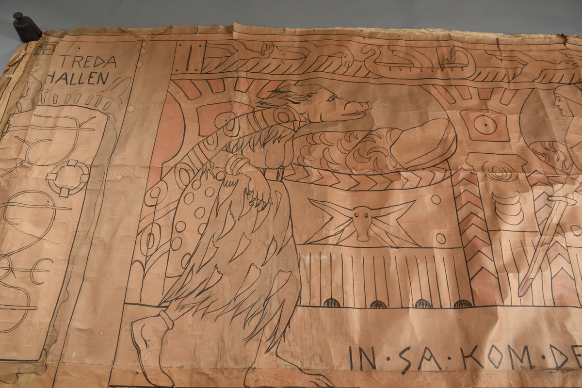 Motiv frå visa om Aasmund Frægdagjeva
Hovudmotiv: Trollskapning, kvinneskikkelse (Gygre) sterkt nuppete kropp. Nuppete grå kjole, mønster i skjørtekant. Grått hår. Cape med mønster fell nedetter ryggjen. To armringar. Klør og tryne som villgris. Mann med klede, høge sko, hjelm og sverd med flekkar i handa. Kvinne sit i ein stol/gøymer seg bak mannen, hun har kjole med dekorelement. Langt ljost hår og hjelm. Stolen har krosslignande dekor. Setet har detaljar. Bak dei er det to plassbygde senger som er oppreidd med dyne og pute. Dyna er kvit med detaljar, puten er berre kvit. Sengane er dekorerte med dekorelementer.
Sidemotiv: til venstre eit loddrett felt med svart tekst øvst. Ei dør med svart jarn midt i sidefeltet. 
Oppe:  vannrett bord med  5 dragar og eit vikingskip. 
Nede: vannrett bord - kan også tolkast som gulv i motivet med skrift. Sokkel under stolen med svart skrift på sida, kvit oppå. 
Heilt nedst på teppet er det ein vannrett bord med dekor av ormar og noko som kan tolkast som beslag/låser.