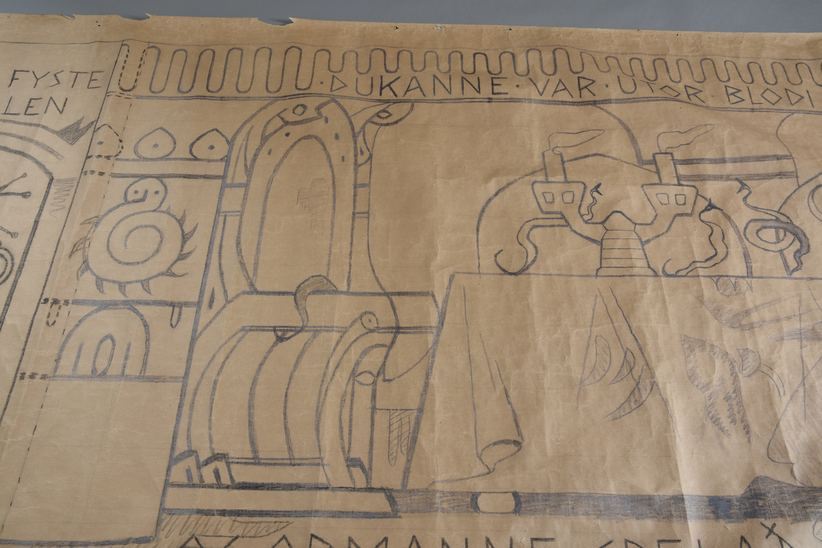 Motiv frå visa om Aasmund Frædegjeva
Hovudmotiv: duk med flekkar. To ljosestakar med detaljar med to kvite ljos i kvar stake med blafrande flamme. Ormar dansar på bordet. To stolryggar mot bakgrunn. Høgrygga stol med flekk ved enden av bordet. Orm henger over setet. Mellom duk og bord kjem det fram eit tryne med tre klør på kvar side. 
Sidemotiv: til høgre, loddrett bord med tre åmefigurer. På motsatt side av hovudmotivet, ein breidare loddrett bord med fleire figurar, mellom anna ein samankrølla åme. Heilt til venstre er det ein loddett bord. Att med den er det ein dør med jarn. Svart tekst over. 
Oppe: bord med slyng, svart tekst. 
Nede: Svart tekst på golv. Smal vannrett bord. Nederst ein vannrett bord med dyr og stenglar på sopp. Kant rundt heile teppet, smalast på kortendane.