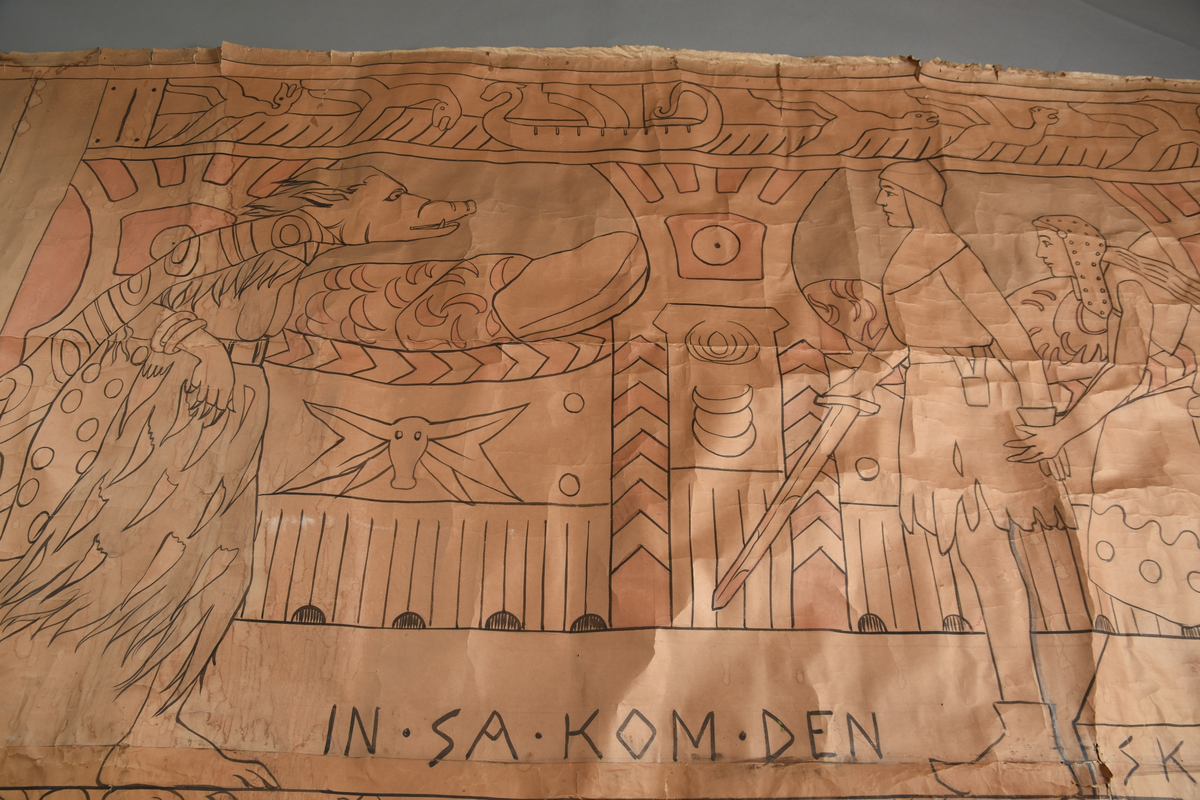 Motiv frå visa om Aasmund Frægdagjeva
Hovudmotiv: Trollskapning, kvinneskikkelse (Gygre) sterkt nuppete kropp. Nuppete grå kjole, mønster i skjørtekant. Grått hår. Cape med mønster fell nedetter ryggjen. To armringar. Klør og tryne som villgris. Mann med klede, høge sko, hjelm og sverd med flekkar i handa. Kvinne sit i ein stol/gøymer seg bak mannen, hun har kjole med dekorelement. Langt ljost hår og hjelm. Stolen har krosslignande dekor. Setet har detaljar. Bak dei er det to plassbygde senger som er oppreidd med dyne og pute. Dyna er kvit med detaljar, puten er berre kvit. Sengane er dekorerte med dekorelementer.
Sidemotiv: til venstre eit loddrett felt med svart tekst øvst. Ei dør med svart jarn midt i sidefeltet. 
Oppe:  vannrett bord med  5 dragar og eit vikingskip. 
Nede: vannrett bord - kan også tolkast som gulv i motivet med skrift. Sokkel under stolen med svart skrift på sida, kvit oppå. 
Heilt nedst på teppet er det ein vannrett bord med dekor av ormar og noko som kan tolkast som beslag/låser.