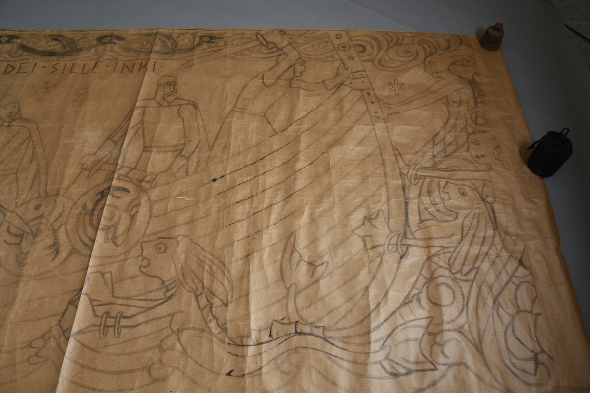 Motiv frå visa om Aasmund Frægdegjeva.
Hovudmotiv: Tre hærmenn, to av dei med kappe, ein i kjole i båt på sjøen. To kjempar med sverd, ein med spyd mot fire havfruar på sjøen. Sjø og himmelbakgrunn. På båtstripa fem skjold med dyremønster. Stor fugl på svart til venstre over båten.
Sidemotiv: 1) Dekorativ bord med mønster. 2) Tre kledde hærmenn går fra slott til båt. 3) Same som 1.
Oppe: Bord med tre flygande fuglar.
Nede: Tekst på hav.