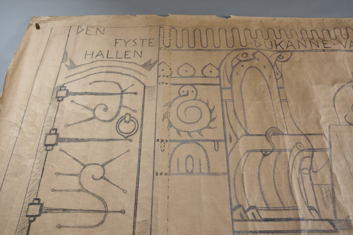 Motiv frå visa om Aasmund Frædegjeva
Hovudmotiv: duk med flekkar. To ljosestakar med detaljar med to kvite ljos i kvar stake med blafrande flamme. Ormar dansar på bordet. To stolryggar mot bakgrunn. Høgrygga stol med flekk ved enden av bordet. Orm henger over setet. Mellom duk og bord kjem det fram eit tryne med tre klør på kvar side. 
Sidemotiv: til høgre, loddrett bord med tre åmefigurer. På motsatt side av hovudmotivet, ein breidare loddrett bord med fleire figurar, mellom anna ein samankrølla åme. Heilt til venstre er det ein loddett bord. Att med den er det ein dør med jarn. Svart tekst over. 
Oppe: bord med slyng, svart tekst. 
Nede: Svart tekst på golv. Smal vannrett bord. Nederst ein vannrett bord med dyr og stenglar på sopp. Kant rundt heile teppet, smalast på kortendane.