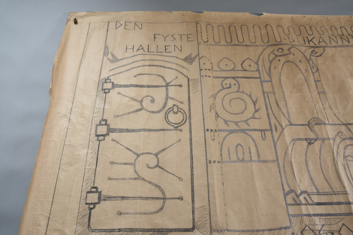 Motiv frå visa om Aasmund Frædegjeva
Hovudmotiv: duk med flekkar. To ljosestakar med detaljar med to kvite ljos i kvar stake med blafrande flamme. Ormar dansar på bordet. To stolryggar mot bakgrunn. Høgrygga stol med flekk ved enden av bordet. Orm henger over setet. Mellom duk og bord kjem det fram eit tryne med tre klør på kvar side. 
Sidemotiv: til høgre, loddrett bord med tre åmefigurer. På motsatt side av hovudmotivet, ein breidare loddrett bord med fleire figurar, mellom anna ein samankrølla åme. Heilt til venstre er det ein loddett bord. Att med den er det ein dør med jarn. Svart tekst over. 
Oppe: bord med slyng, svart tekst. 
Nede: Svart tekst på golv. Smal vannrett bord. Nederst ein vannrett bord med dyr og stenglar på sopp. Kant rundt heile teppet, smalast på kortendane.