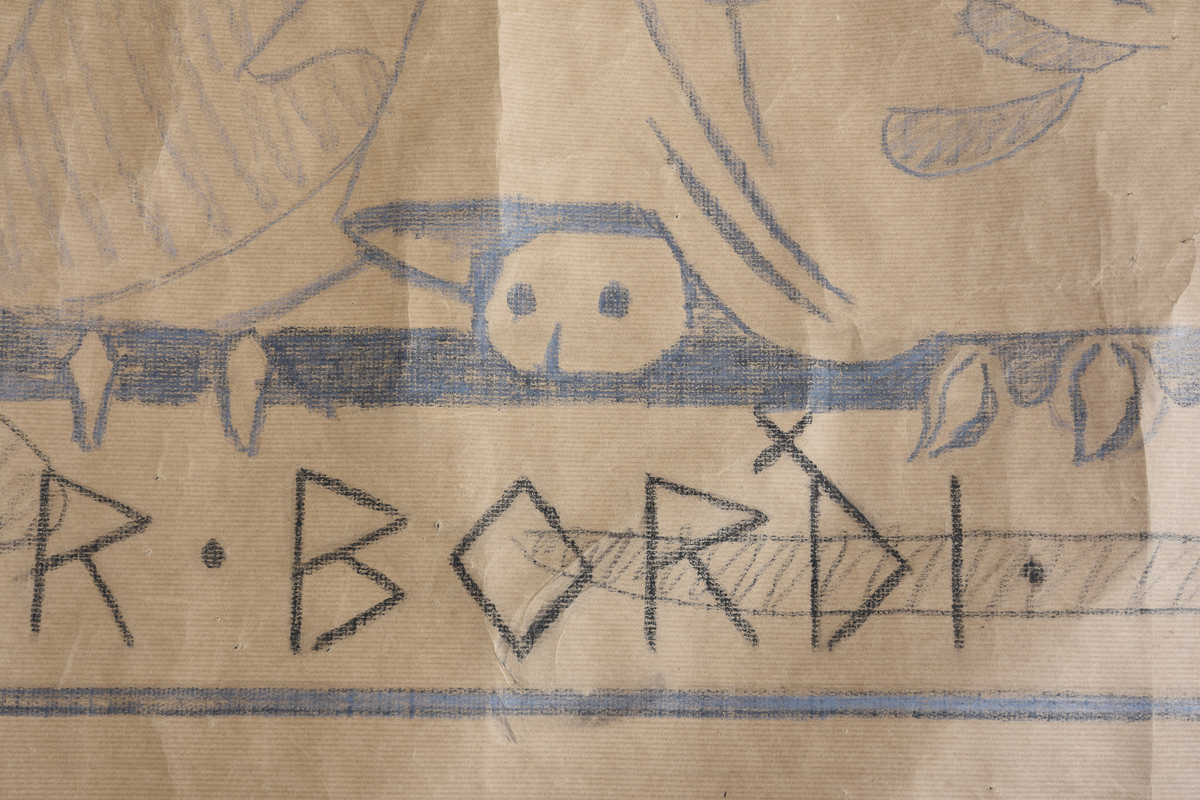 Motiv frå visa om Aasmund Frædegjeva
Hovudmotiv: duk med flekkar. To ljosestakar med detaljar med to kvite ljos i kvar stake med blafrande flamme. Ormar dansar på bordet. To stolryggar mot bakgrunn. Høgrygga stol med flekk ved enden av bordet. Orm henger over setet. Mellom duk og bord kjem det fram eit tryne med tre klør på kvar side. 
Sidemotiv: til høgre, loddrett bord med tre åmefigurer. På motsatt side av hovudmotivet, ein breidare loddrett bord med fleire figurar, mellom anna ein samankrølla åme. Heilt til venstre er det ein loddett bord. Att med den er det ein dør med jarn. Svart tekst over. 
Oppe: bord med slyng, svart tekst. 
Nede: Svart tekst på golv. Smal vannrett bord. Nederst ein vannrett bord med dyr og stenglar på sopp. Kant rundt heile teppet, smalast på kortendane.