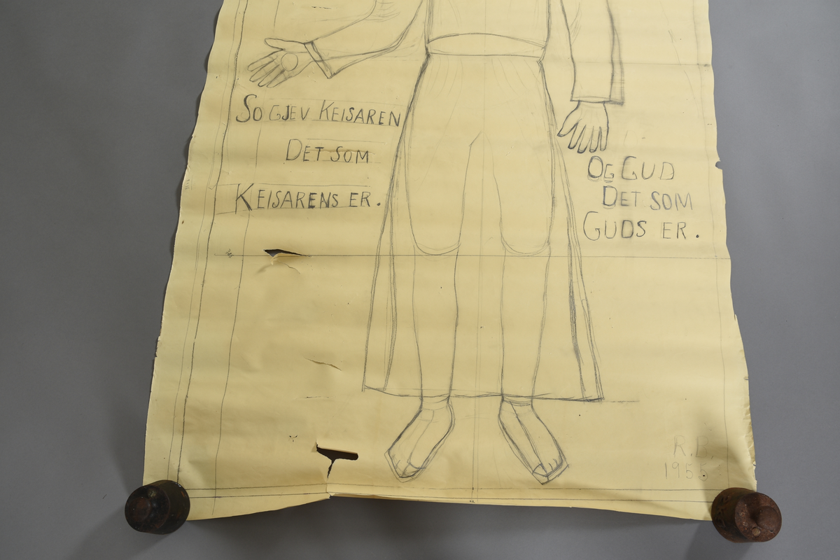 Jesus/mannskikkelse i kjole og sandaler. Langt hår/skjegg. Runding i høgre hand. Han står oppreist med høgre handa og armen ut til siden. Anatomien på beina er synleg gjennom kleda.