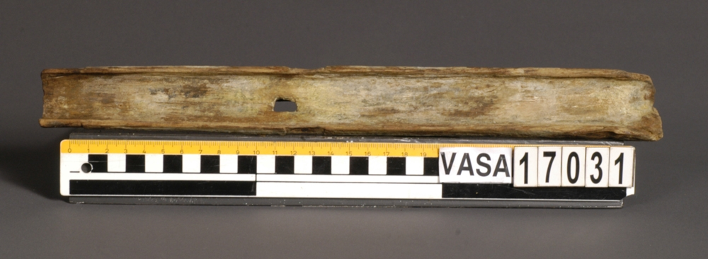 Muskötstock.
Stocken har en öppen ränna för laddstocken.
Den halvcirkulära rännan för pipan är mellan 29 och 37 mm bred. I ganska gott skick, dock med en gulaktig utfällning på ytan.