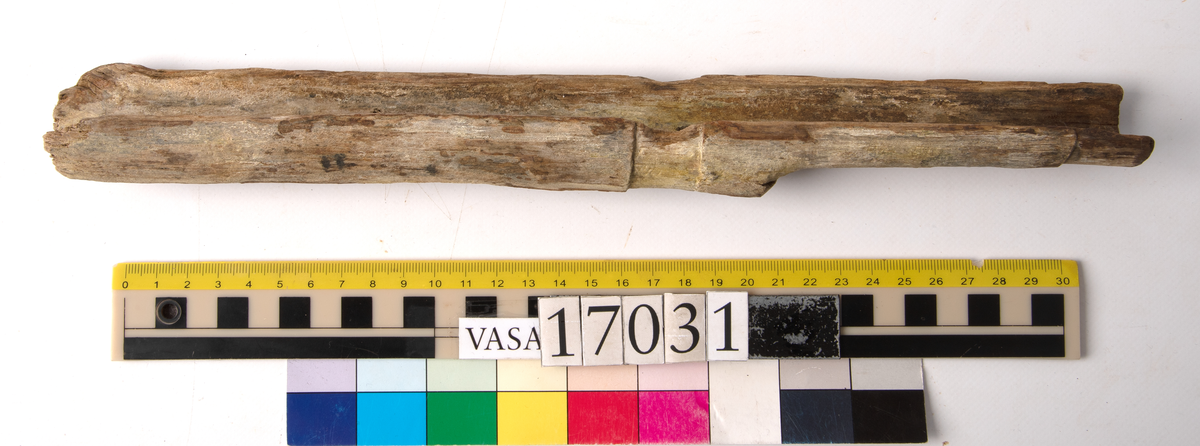 Muskötstock.
Stocken har en öppen ränna för laddstocken.
Den halvcirkulära rännan för pipan är mellan 29 och 37 mm bred. I ganska gott skick, dock med en gulaktig utfällning på ytan.