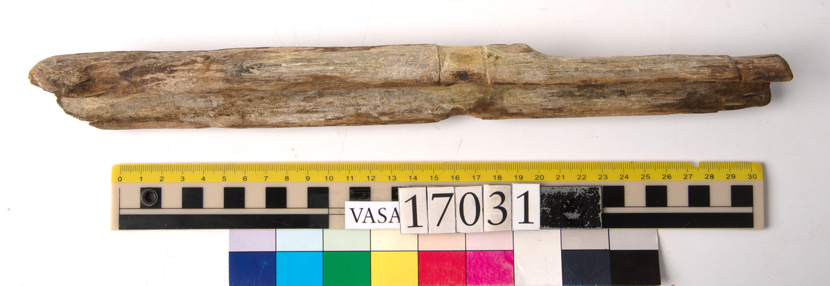 Muskötstock.
Stocken har en öppen ränna för laddstocken.
Den halvcirkulära rännan för pipan är mellan 29 och 37 mm bred. I ganska gott skick, dock med en gulaktig utfällning på ytan.