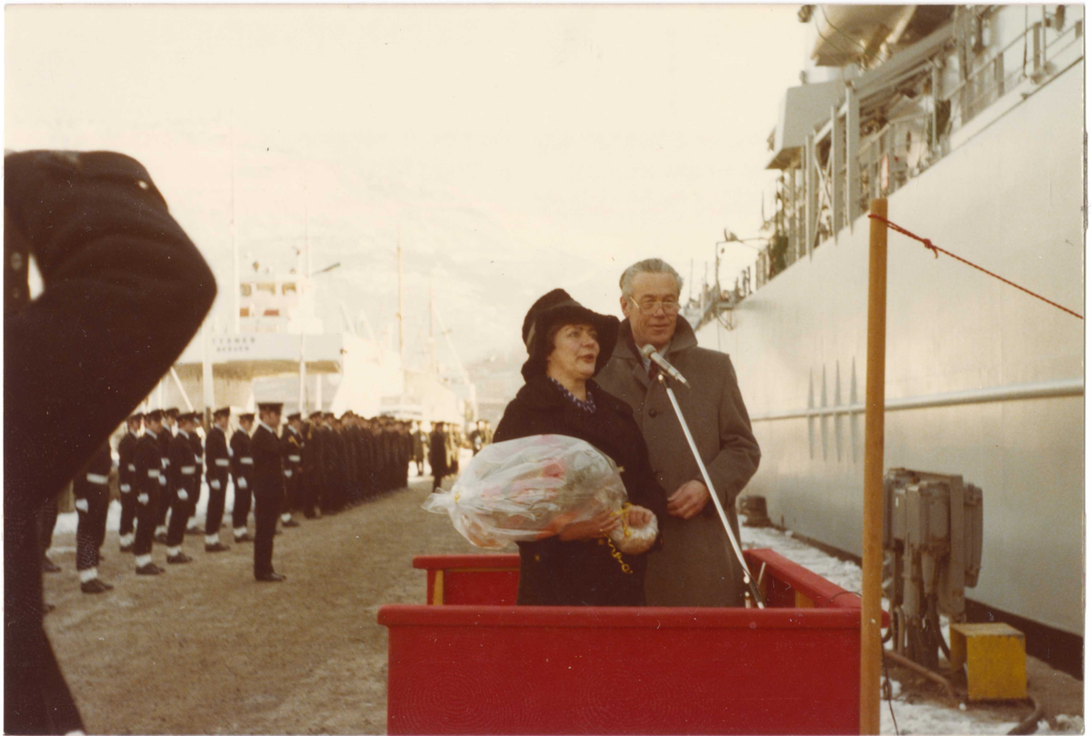 KNM VIDAR (bygget i 1977), overlevering. Adm.dir. Frantz Mjellem og ukjent kvinne.