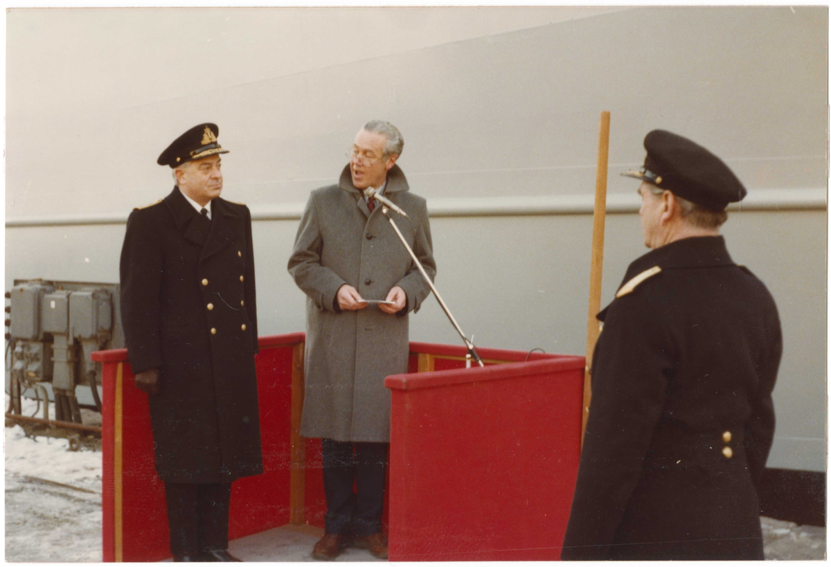 KNM VIDAR (bygget i 1977), overlevering. Kontreadmiral Nils Owren og adm.dir. Frantz Mjellem.