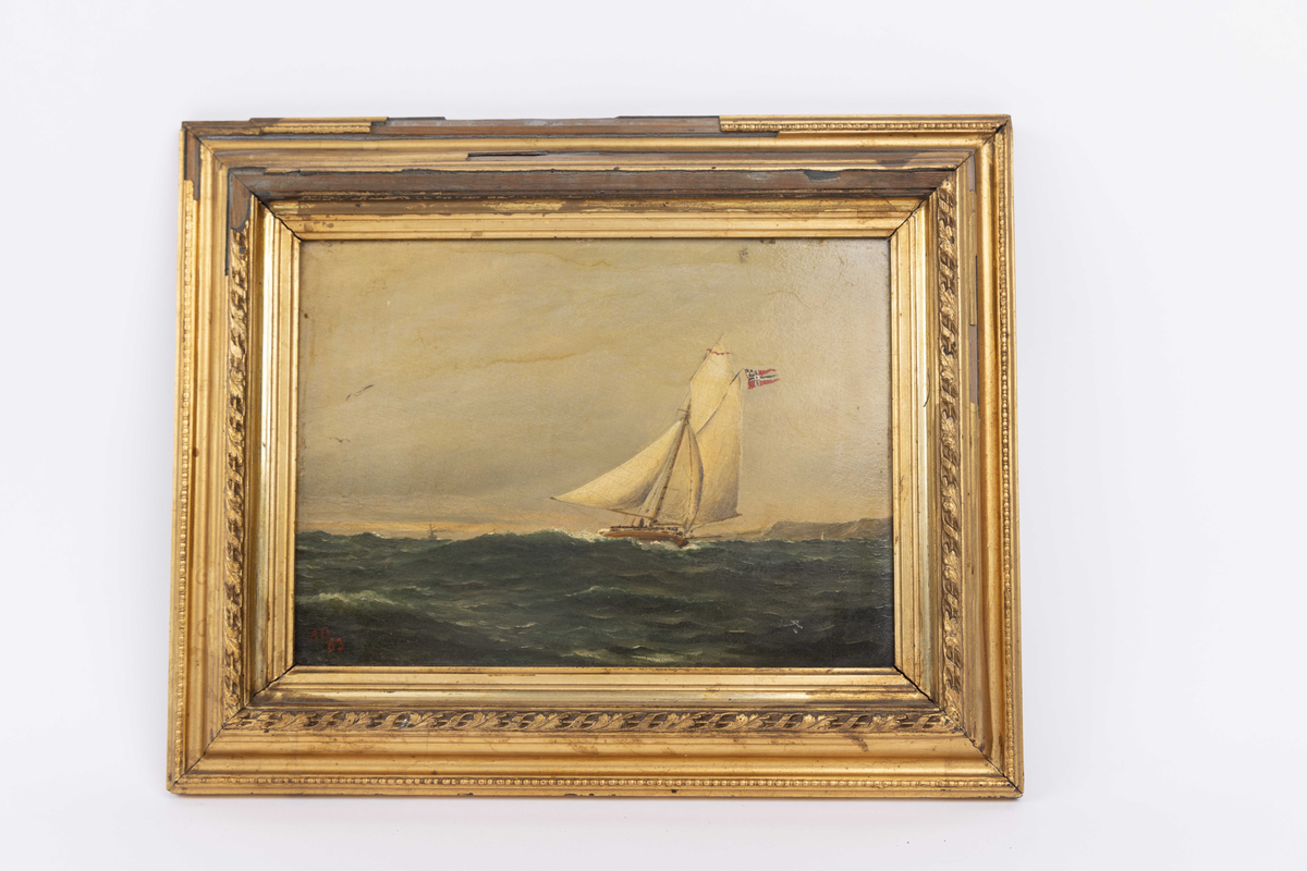 Skipsbildeav jakt HANNA på åpent hav, fjelllandskap til høyre i motivet.