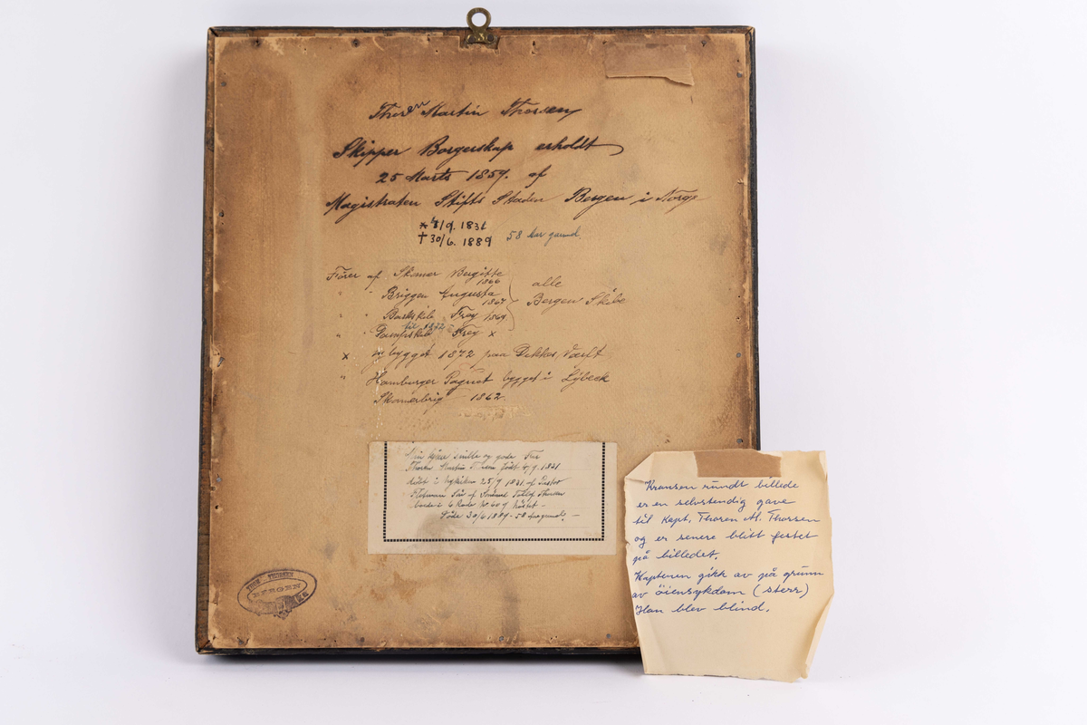 Fotografi i ramme med bilde av kaptein Thor(en) Martin Thorsen