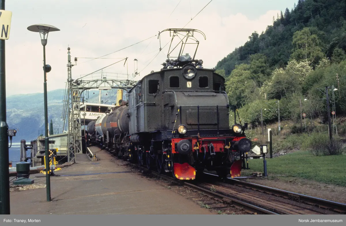 Rjukanbanens elektrisk lokomotiv RjB 14, tidligere NSB El 1 2001, trekker vogner av DF Ammonia på Mæl stasjon