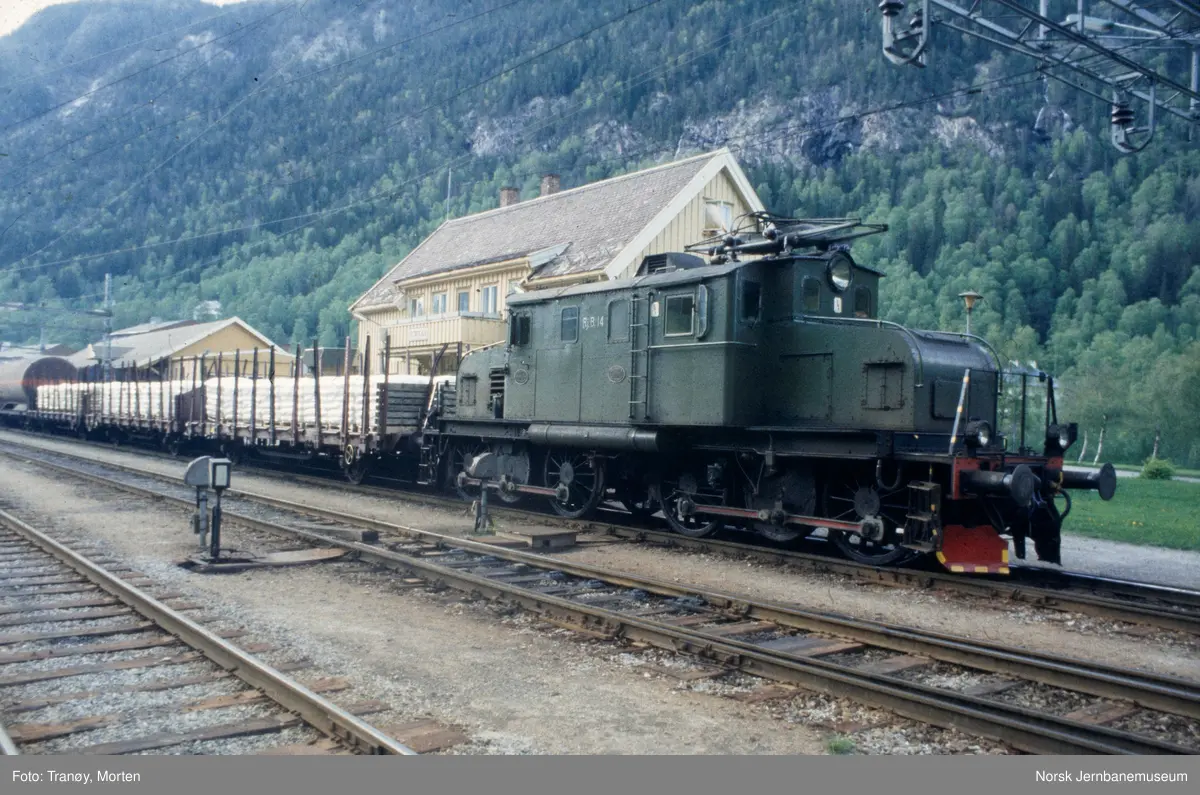 Rjukanbanens elektrisk lokomotiv RjB 14, tidligere NSB El 1 2001, med godstog på Rjukan stasjon