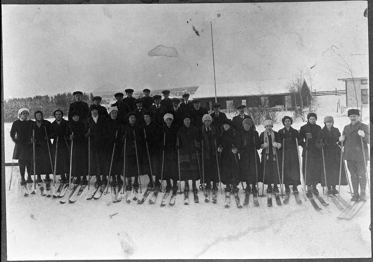 Amtsskolen på Lena på skitur i 1917. I bakgrunnen eiendommen Nærlie vis-a-vis innkjøringa til skolen. Noen personer er identifisert, men usikkert hvem er hvem.  Fremste rekke: Frk. Sophie Borch (lærer, lengst til venstre), Karen Vilvang, Oline Oudenstad, Skindstad (fornavn ukjent),  Martha Pløium Smedsrud, Petra Gaarder, Ågot Gjestvang Gaarder, Klara Nøkleby Bjerke, Agnes Lieshagen, Marie Røise, Mina Ødegaard, Vestgård (fornavn ukjent), Jenny Bekkelund, Gunda Gråsten Heimdal, Ingeborg Smestad, lærer Boye Høverstad (ytterst til høyre.
Bak, gutter: Jens Schanke, Kasper Ulsrud, Anders Enge, Nils Stabo, Bent Fagerlund, Tomas Hjelle.