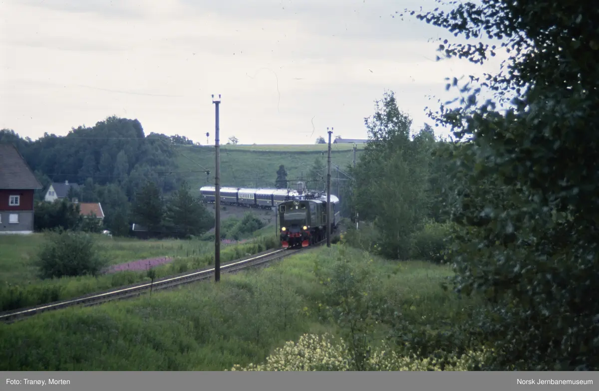Elektrisk lokomotiv El 1 2001 og El 5 2039 med Intraflugs "Orientexpress" ved Sørumsand
