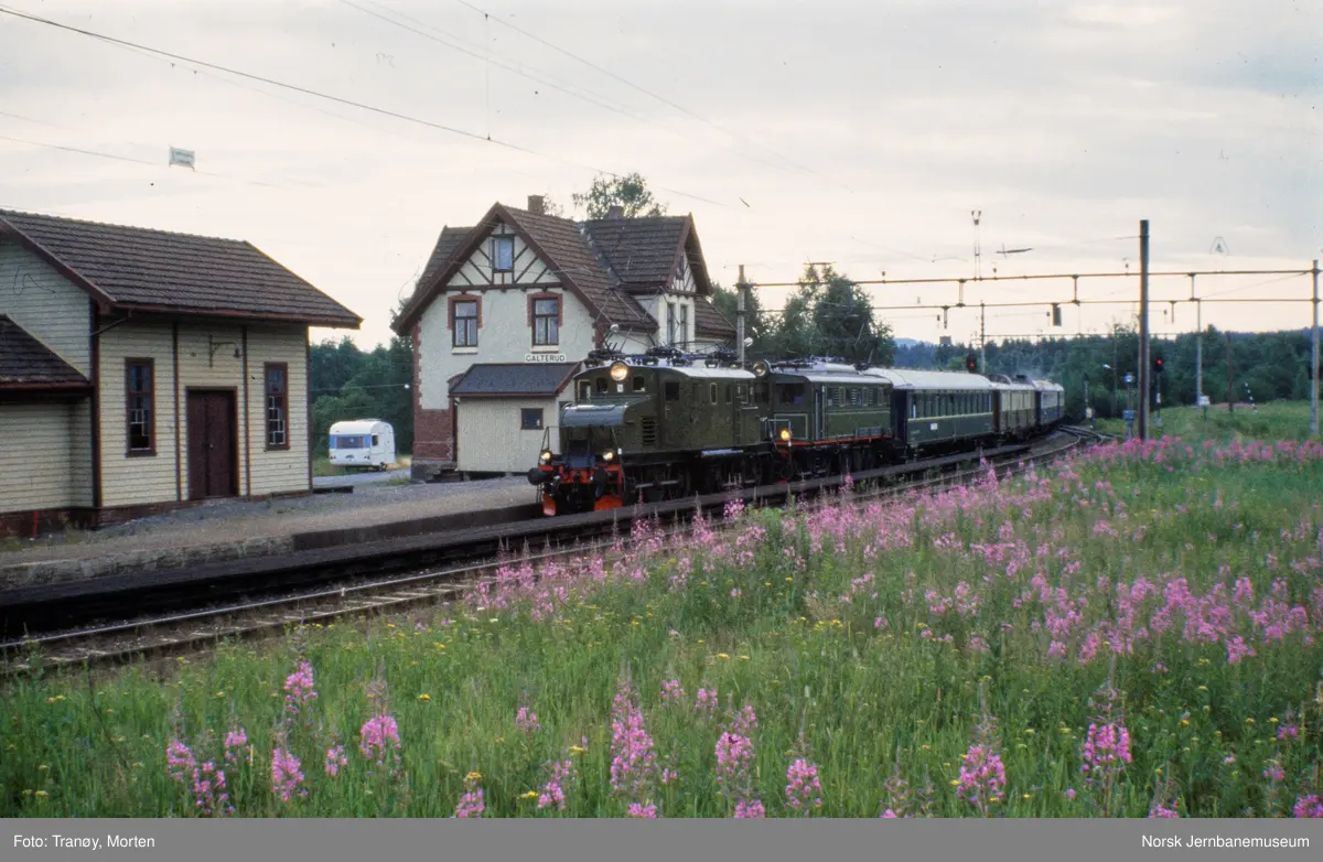 Elektrisk lokomotiv El 1 2001 og El 5 2039 med Intraflugs "Orientexpress" på Galterud stasjon