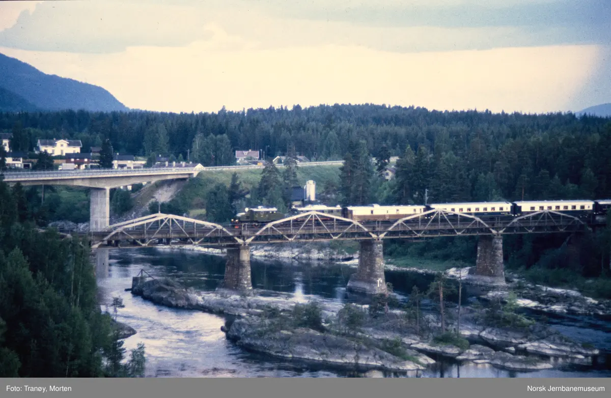 Elektrisk lokomotiv El 1 2001 og El 5 2039 med Intraflugs "Orientexpress" på Kattfoss bru mellom Skotselv og Geithus på Randsfjordbanen