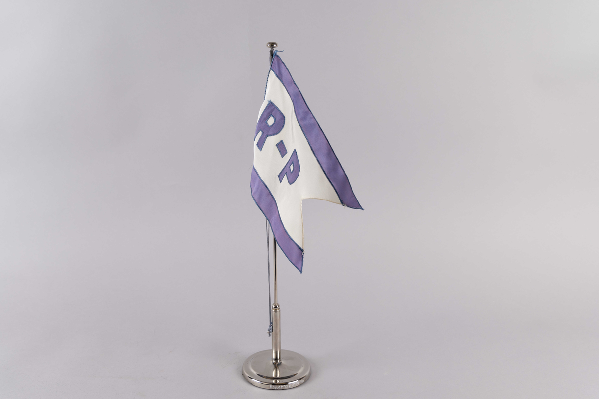 Motiv av skorsteinsmerke til rederiet Bj. Ruud-Pedersen med bokstaven R. P.