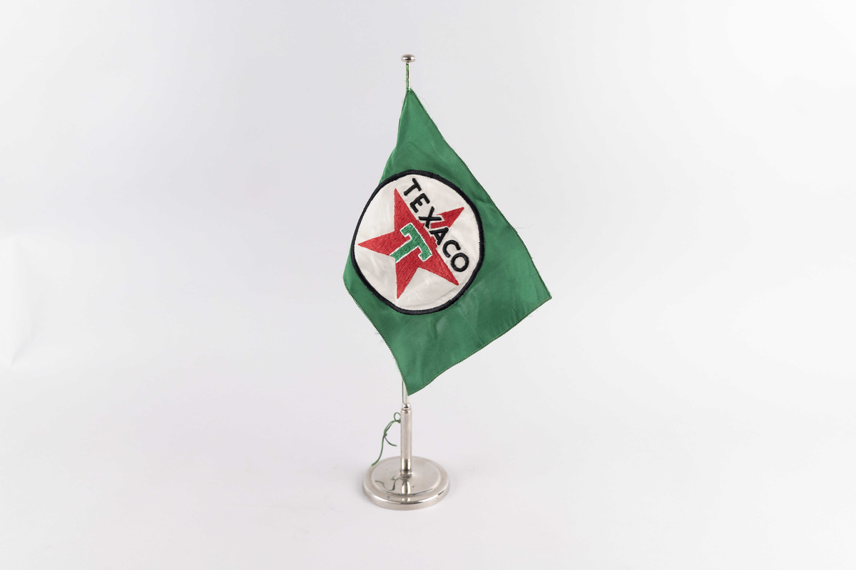 Motiv av skorsteinsmerke til rederiet Texaco Norway AS med bokstaven  T samt tekst TEXACO