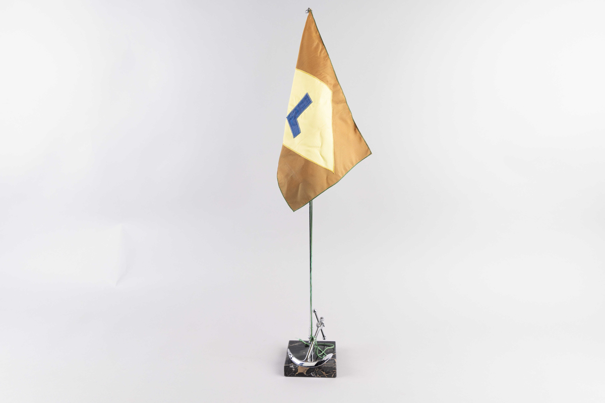 Motiv av skorsteinsmerke til rederiet Øyvind Lorentzen med bokstaven L