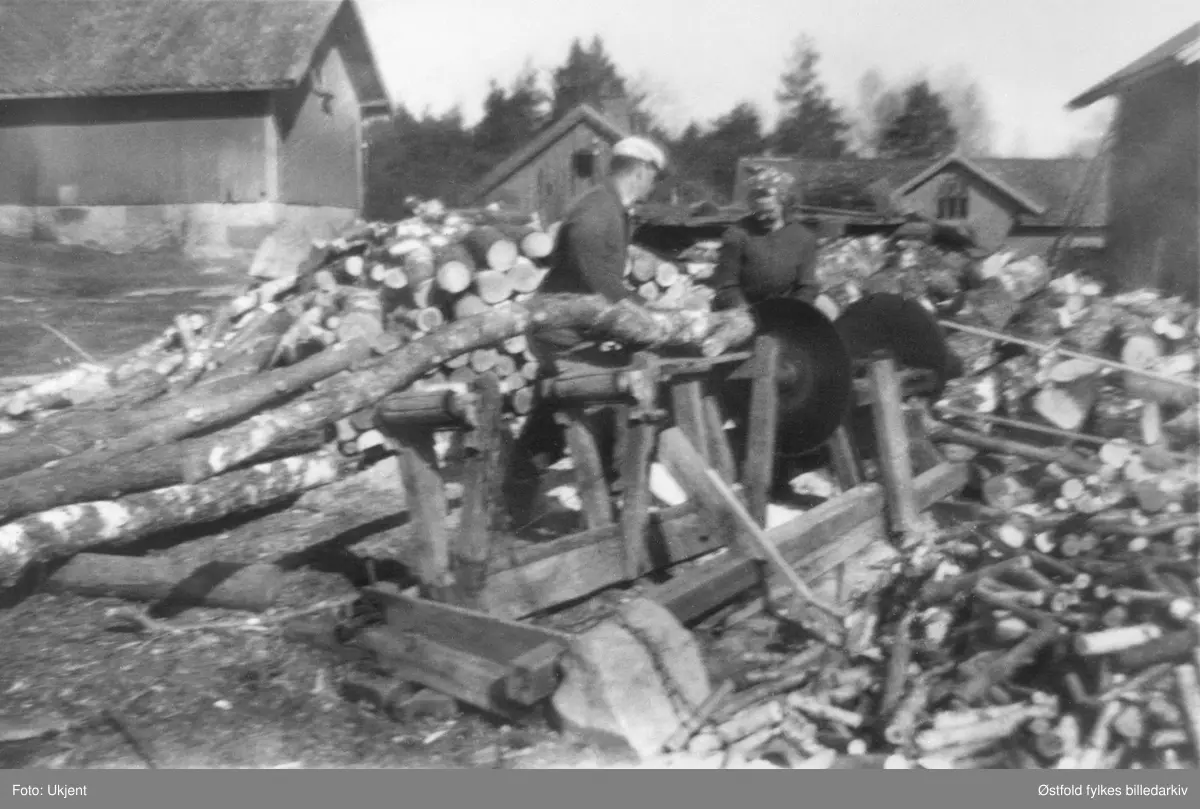 Vedkapping på gården Berby i Varteig begynnelsen av 1950-åra. Fra venstre Synnøve og Peder Gundersen.