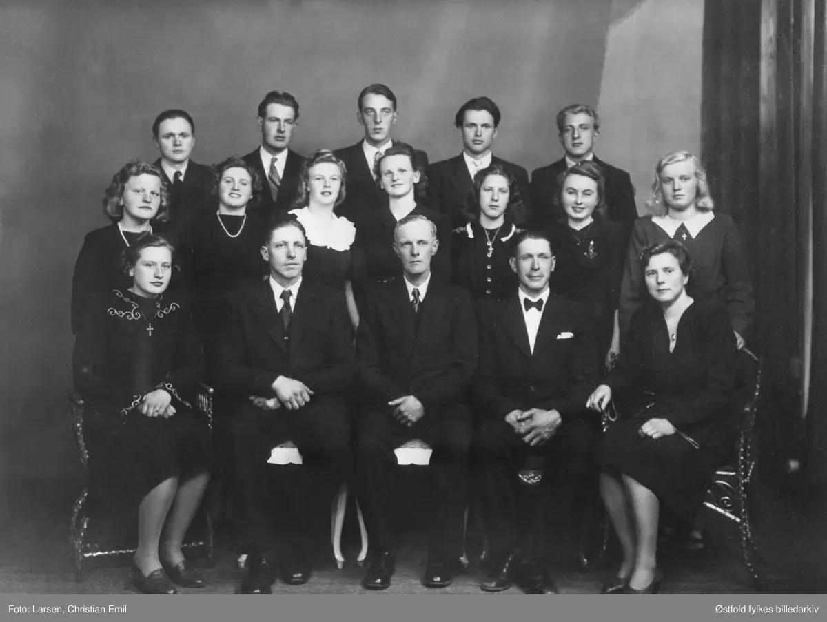 Varteig K.U.F. Blandet kor hos fotografen i 1948. Dirigent er Hilmar Belsby.  Navneliste med plassering - se fotokort