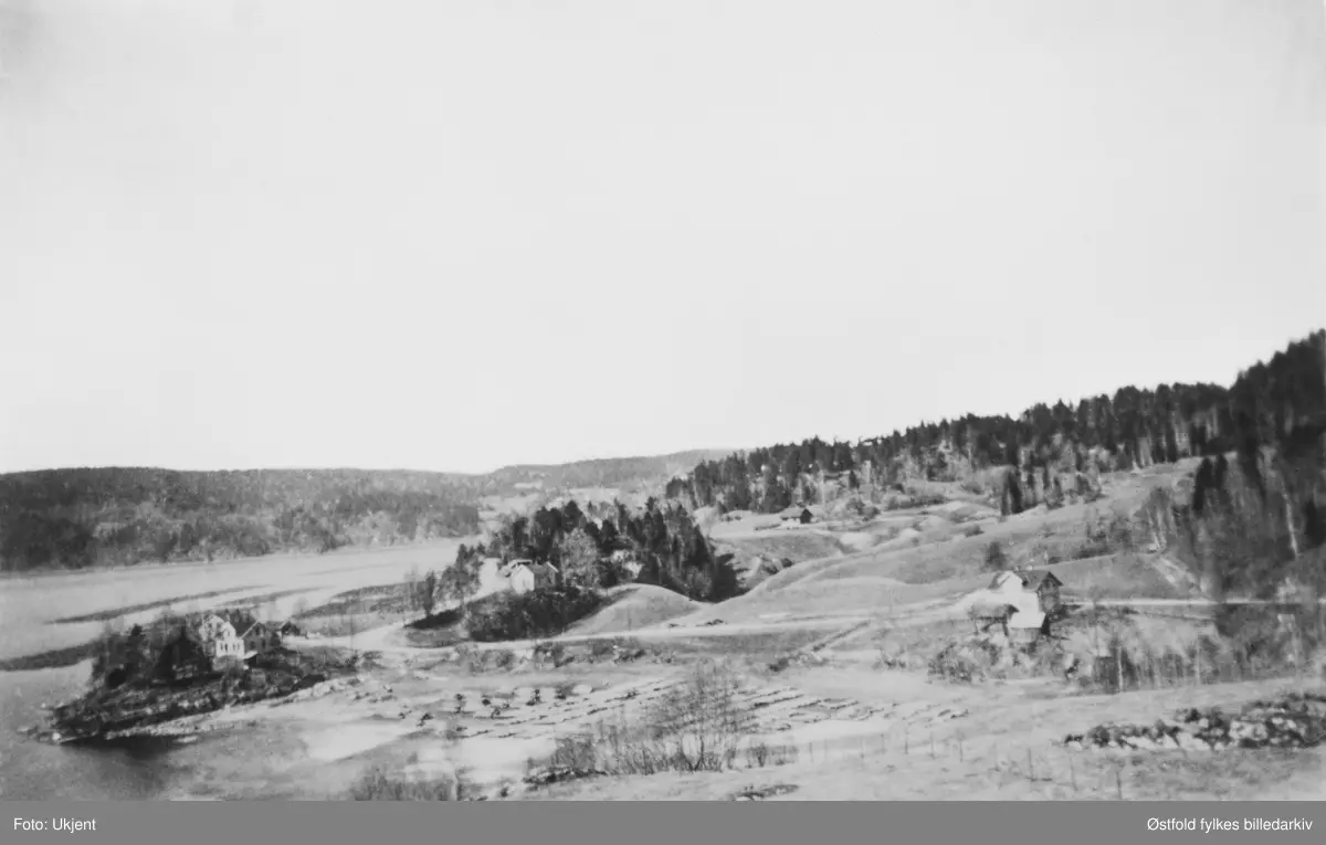 Utsikt over Tangen i  Varteig, sett fra "Faule" i 1941. De sorte prikkene er hus som er bygd senere.