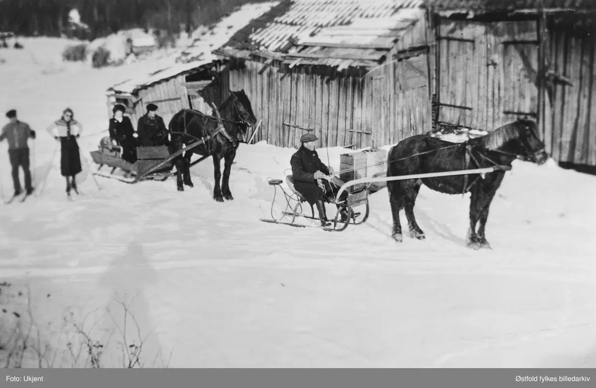 "Kanefart" fra Brusevolddalen i Varteig ca. 1943-45. Fra venstre i spissleden: Arnold Brusevold med hesten "Odelsgutten" Hesten "Svarten" med Edvard Brusevold og Aslaug Brusevolddalen i sluffa. Borghild og Arve Brusevolddalen går begge på ski.