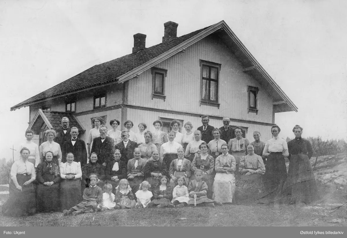 Misjonsforening i Varteig, mellom 1913 og 1915 ca.,  bildet tatt på Klemsdal gård. Ludvig Klemsdal, Oline Bergby, Karen haven, Pauline Berby var søsken, de var født Sikkeland. Sogneprest Johan Nordberg Bolstad og kona Susanne var med. Navneliste med plassering se fotokoert.
