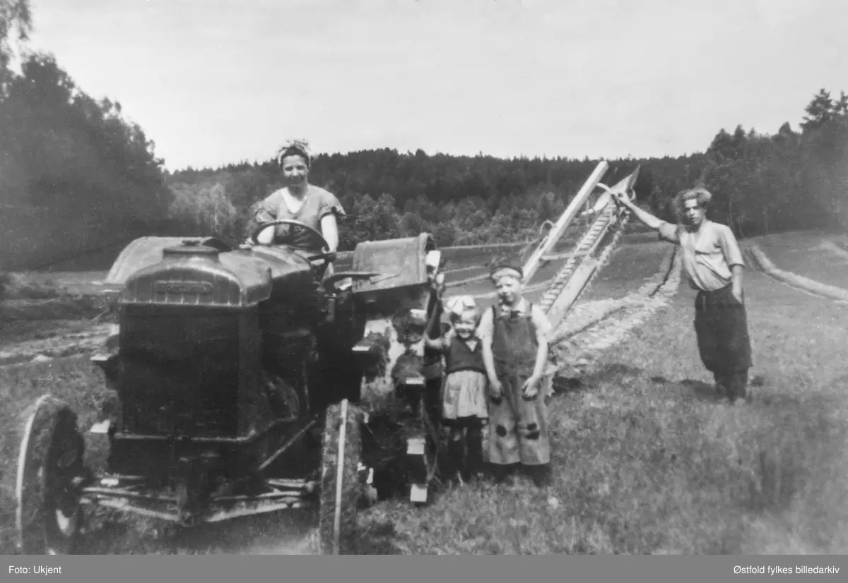 Grøfting på Korneliusløkka - til gården Sælid i Varteig 1949. På traktoren Randi Sælid, ved siden av traktoren Anne Lise og Rolf Sælid. Ved grøfteplogen Asbjørn Engebråten.