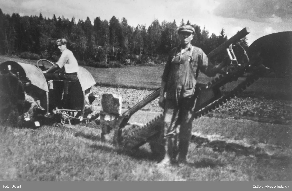 Grøfting med "Spilde-plog"(fabr. i Rakkestad) på gården Sælid i Varteig 1949. På traktoren Asbjørn Engebråten, og ved plogen står Anders Sælid. Bildet er tatt i 1949 på gården Sælid, på Korneliuløkka.