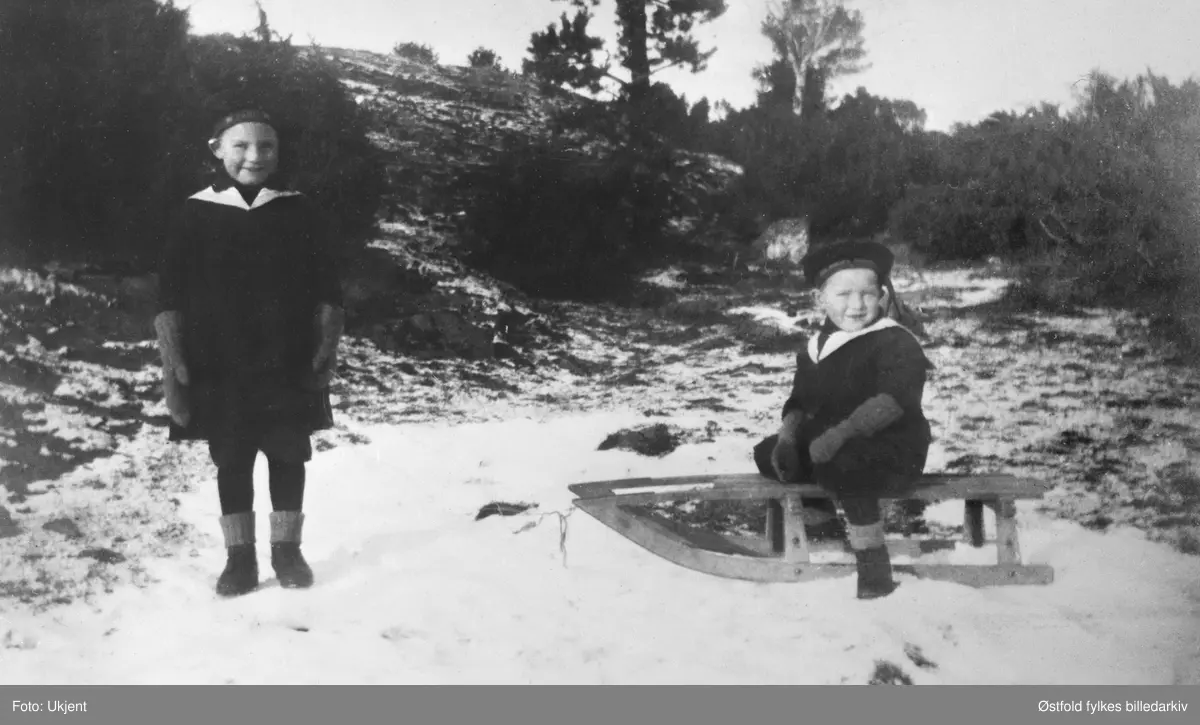 Even og Ludvig Klemsdal, brødre, og sønner av Anna og Olaf Klemsdal. Guttene aker på kjelke på Klemsdal i Varteig ca. 1920-22.. Tre ulike bilder av dem.