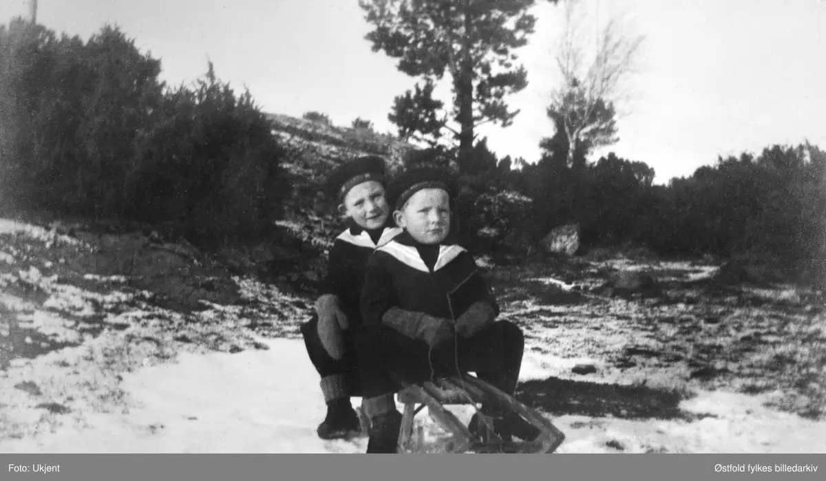 Even og Ludvig Klemsdal, brødre, og sønner av Anna og Olaf Klemsdal. Guttene aker på kjelke på Klemsdal i Varteig ca. 1920-22.. Tre ulike bilder av dem.