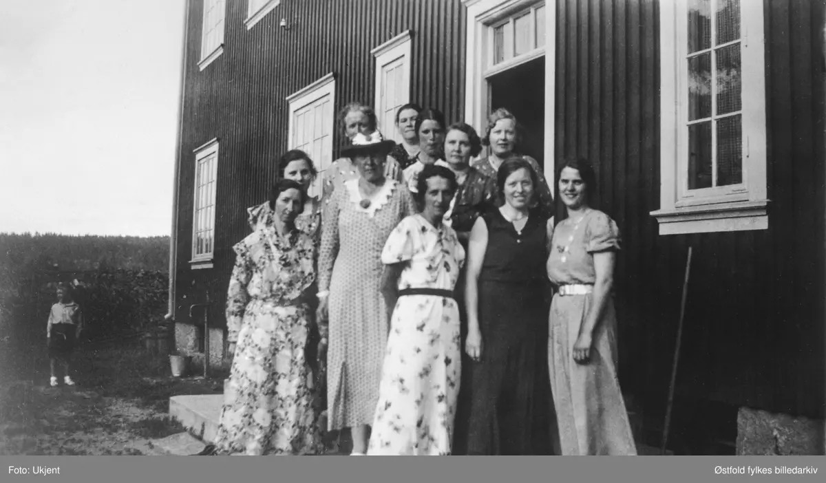 Sjømannsmisjonen i Varteig ca. 1936, ved Varteig Bygdehall, kommunelokale. 
Første rad fra venstre: Sigrid Bergerud, Hansine Sinding, Hedvig Monsen, Valborg Sælid Amdal, Olga Brusevold. 
Andre rad: Solveig Brusevold, Sofie Sælid, Kristine Lunde, Marie Belsby, Aslaug Opstadmo, Ingrid (hushjelp i prestegården).