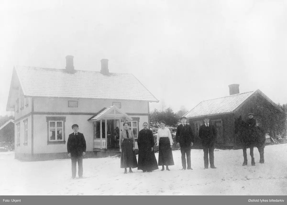 Vinterbilde fra Kingsrød i Varteig  ca. 1912. I bakgrunnen våningshus og bryggerhus. 
Fra venstre: Karl Kingsrød, Kristine Gressløs f. Kingsrød (1889-1979), Karen Kingsrød f. Iversen (1852-1927), Anna Iversen (1898?-1929), Ole Kingsrød (1898-?), Johan Kingsrød, Olaf Bergby  på hesten.