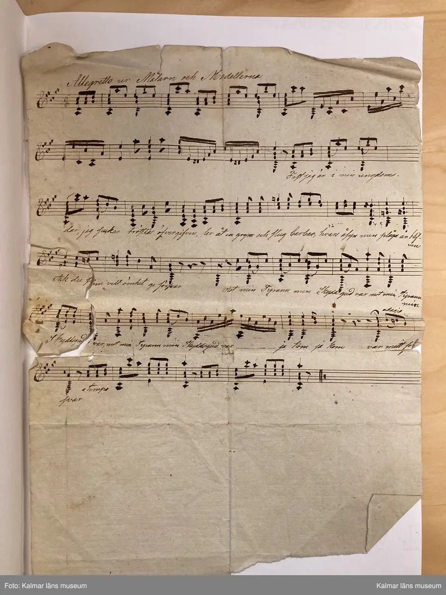 KLM 14062:2. Noter. Av papper. Handskrift, 9 lösa blad, 14 sidor med noter utan direkt inbördes sammanhang, innehållande musik för luta solo, duetter för två lutor samt luta och sång. Handskriften har förvarats i fodralet till luta KLM 14062:1. Olika mått.

Blad 1. Löste med Tummen [spelanvisningar]
Blad 2-2v. March [luta solo]
Blad 3. Allegretto ur Målarn och Modellerna [Étienne Nicolas Méhul] [sång och luta]
Blad 4. Andantino mezzo u Cendrillon [Niccolo Isouard] [duett för lutor?]
Blad 4v. [fragment, duett för lutor?]
Blad 5. Andante utur Hemligheten af Della Maria [Della Maria, Dominique eller Jean Pierre Solié] [duett för lutor?]
Blad 5v. Gläd dig medan du förmår... [endast text]
Blad 6. Romance af Fr[anz] Danzi. Sång/Lutha. Sörg icke mer...
Blad 7. Andante. Den man som utaf kärlek brinner... [Wolfgang Amadeus Mozart] [sång och luta]
Blad 8. Andante. Som en ängel från det ljusa - höga skön han var... [sång och luta]
Blad 8v. [Fragment för luta solo]
Blad 8v. Uppå de höga alpernes [sång och luta med fragmentarisk text]
Blad 9. Polonaise af Nauman [Johann Gottlieb Naumann] [luta solo, ej komplett, ur operan Gustaf Vasa?]
Blad 9v. Allegretto af [Olof] Åhlström. Mer lycklig än Croesus de Lydiers kung... [Sk XI:4]

Informationen ovan kommer från inventering av Kenneth Sparr, https://www.tabulatura.com/SITTRA4.htm