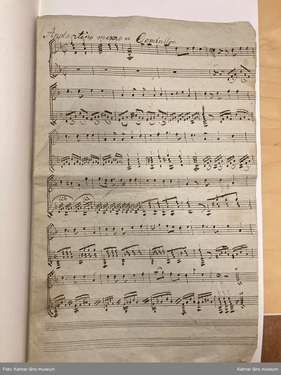 KLM 14062:2. Noter. Av papper. Handskrift, 9 lösa blad, 14 sidor med noter utan direkt inbördes sammanhang, innehållande musik för luta solo, duetter för två lutor samt luta och sång. Handskriften har förvarats i fodralet till luta KLM 14062:1. Olika mått.

Blad 1. Löste med Tummen [spelanvisningar]
Blad 2-2v. March [luta solo]
Blad 3. Allegretto ur Målarn och Modellerna [Étienne Nicolas Méhul] [sång och luta]
Blad 4. Andantino mezzo u Cendrillon [Niccolo Isouard] [duett för lutor?]
Blad 4v. [fragment, duett för lutor?]
Blad 5. Andante utur Hemligheten af Della Maria [Della Maria, Dominique eller Jean Pierre Solié] [duett för lutor?]
Blad 5v. Gläd dig medan du förmår... [endast text]
Blad 6. Romance af Fr[anz] Danzi. Sång/Lutha. Sörg icke mer...
Blad 7. Andante. Den man som utaf kärlek brinner... [Wolfgang Amadeus Mozart] [sång och luta]
Blad 8. Andante. Som en ängel från det ljusa - höga skön han var... [sång och luta]
Blad 8v. [Fragment för luta solo]
Blad 8v. Uppå de höga alpernes [sång och luta med fragmentarisk text]
Blad 9. Polonaise af Nauman [Johann Gottlieb Naumann] [luta solo, ej komplett, ur operan Gustaf Vasa?]
Blad 9v. Allegretto af [Olof] Åhlström. Mer lycklig än Croesus de Lydiers kung... [Sk XI:4]

Informationen ovan kommer från inventering av Kenneth Sparr, https://www.tabulatura.com/SITTRA4.htm