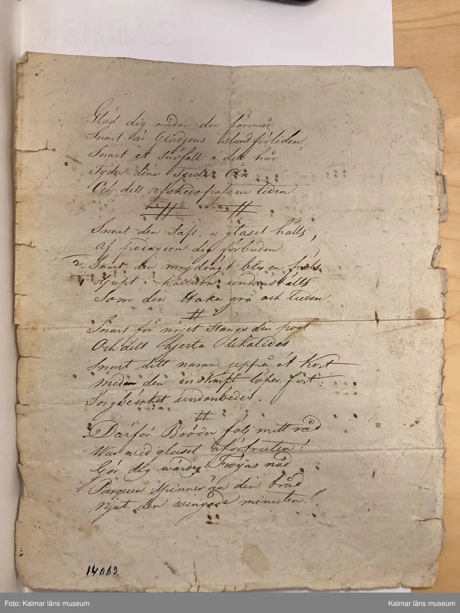 KLM 14062:2. Noter. Av papper. Handskrift, 9 lösa blad, 14 sidor med noter utan direkt inbördes sammanhang, innehållande musik för luta solo, duetter för två lutor samt luta och sång. Handskriften har förvarats i fodralet till luta KLM 14062:1. Olika mått.

Blad 1. Löste med Tummen [spelanvisningar]
Blad 2-2v. March [luta solo]
Blad 3. Allegretto ur Målarn och Modellerna [Étienne Nicolas Méhul] [sång och luta]
Blad 4. Andantino mezzo u Cendrillon [Niccolo Isouard] [duett för lutor?]
Blad 4v. [fragment, duett för lutor?]
Blad 5. Andante utur Hemligheten af Della Maria [Della Maria, Dominique eller Jean Pierre Solié] [duett för lutor?]
Blad 5v. Gläd dig medan du förmår... [endast text]
Blad 6. Romance af Fr[anz] Danzi. Sång/Lutha. Sörg icke mer...
Blad 7. Andante. Den man som utaf kärlek brinner... [Wolfgang Amadeus Mozart] [sång och luta]
Blad 8. Andante. Som en ängel från det ljusa - höga skön han var... [sång och luta]
Blad 8v. [Fragment för luta solo]
Blad 8v. Uppå de höga alpernes [sång och luta med fragmentarisk text]
Blad 9. Polonaise af Nauman [Johann Gottlieb Naumann] [luta solo, ej komplett, ur operan Gustaf Vasa?]
Blad 9v. Allegretto af [Olof] Åhlström. Mer lycklig än Croesus de Lydiers kung... [Sk XI:4]

Informationen ovan kommer från inventering av Kenneth Sparr, https://www.tabulatura.com/SITTRA4.htm