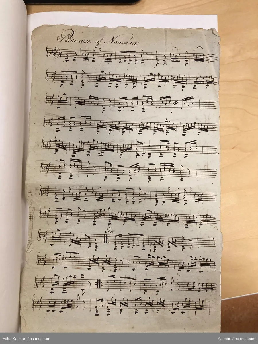 KLM 14062:2. Noter. Av papper. Handskrift, 9 lösa blad, 14 sidor med noter utan direkt inbördes sammanhang, innehållande musik för luta solo, duetter för två lutor samt luta och sång. Handskriften har förvarats i fodralet till luta KLM 14062:1. Olika mått.

Blad 1. Löste med Tummen [spelanvisningar]
Blad 2-2v. March [luta solo]
Blad 3. Allegretto ur Målarn och Modellerna [Étienne Nicolas Méhul] [sång och luta]
Blad 4. Andantino mezzo u Cendrillon [Niccolo Isouard] [duett för lutor?]
Blad 4v. [fragment, duett för lutor?]
Blad 5. Andante utur Hemligheten af Della Maria [Della Maria, Dominique eller Jean Pierre Solié] [duett för lutor?]
Blad 5v. Gläd dig medan du förmår... [endast text]
Blad 6. Romance af Fr[anz] Danzi. Sång/Lutha. Sörg icke mer...
Blad 7. Andante. Den man som utaf kärlek brinner... [Wolfgang Amadeus Mozart] [sång och luta]
Blad 8. Andante. Som en ängel från det ljusa - höga skön han var... [sång och luta]
Blad 8v. [Fragment för luta solo]
Blad 8v. Uppå de höga alpernes [sång och luta med fragmentarisk text]
Blad 9. Polonaise af Nauman [Johann Gottlieb Naumann] [luta solo, ej komplett, ur operan Gustaf Vasa?]
Blad 9v. Allegretto af [Olof] Åhlström. Mer lycklig än Croesus de Lydiers kung... [Sk XI:4]

Informationen ovan kommer från inventering av Kenneth Sparr, https://www.tabulatura.com/SITTRA4.htm