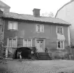Innergårdsmiljö i Linköping som sedan länge är borta. Från gatusidan till Klostergatan 35 välkomnade ännu skräddare Tage Sonnhag sina kunder men tiden för huset hade fotoåret 1972 blivit knapp.