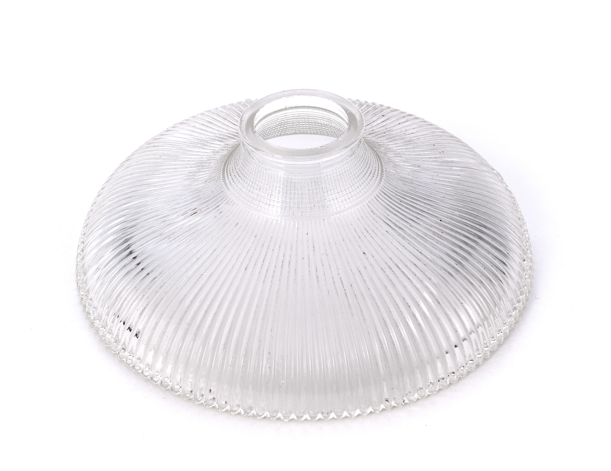 Lampeskjerm i klart glas med rille-dekor. 
Har vore bruka til elektrisk lampe.