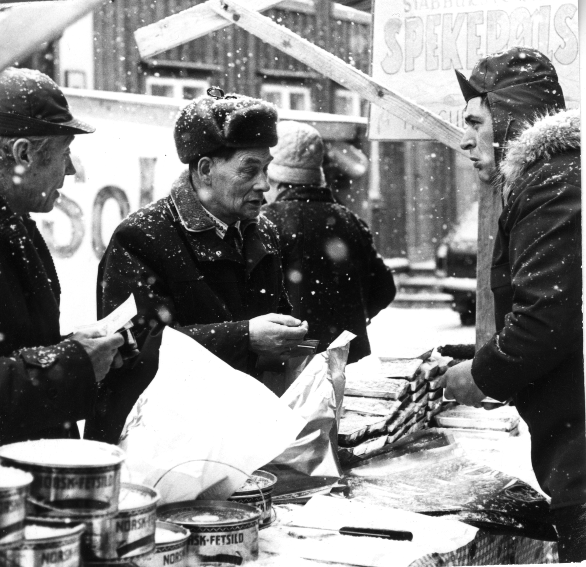 Martnashandel 1979. To karer handler ved bod i gata, Røros